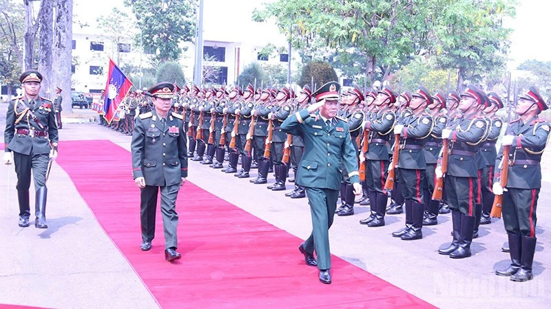 Đại tướng Nguyễn Tân Cương thăm và làm việc tại Lào Đại tướng Nguyễn Tân Cương thăm và làm việc tại Lào