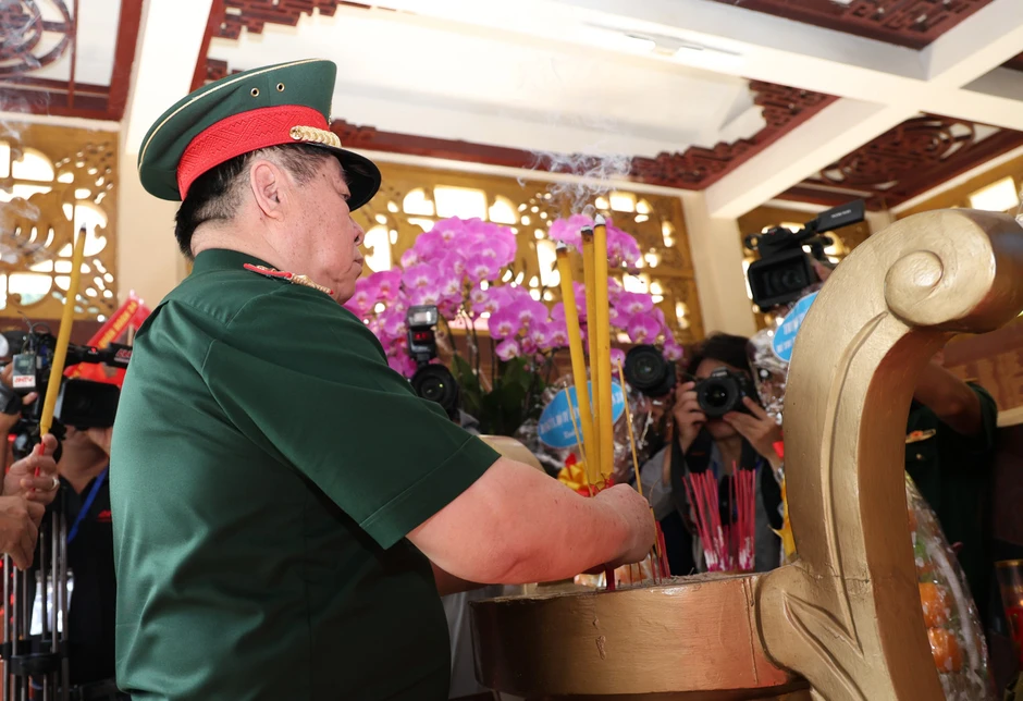 Đại tướng Nguyễn Trọng Nghĩa kiểm tra quá trình tìm kiếm hài cốt liệt sĩ tại Công viên Lê Thị Riêng Đại tướng Nguyễn Trọng Nghĩa kiểm tra quá trình tìm kiếm hài cốt liệt sĩ tại Công viên Lê Thị Riêng