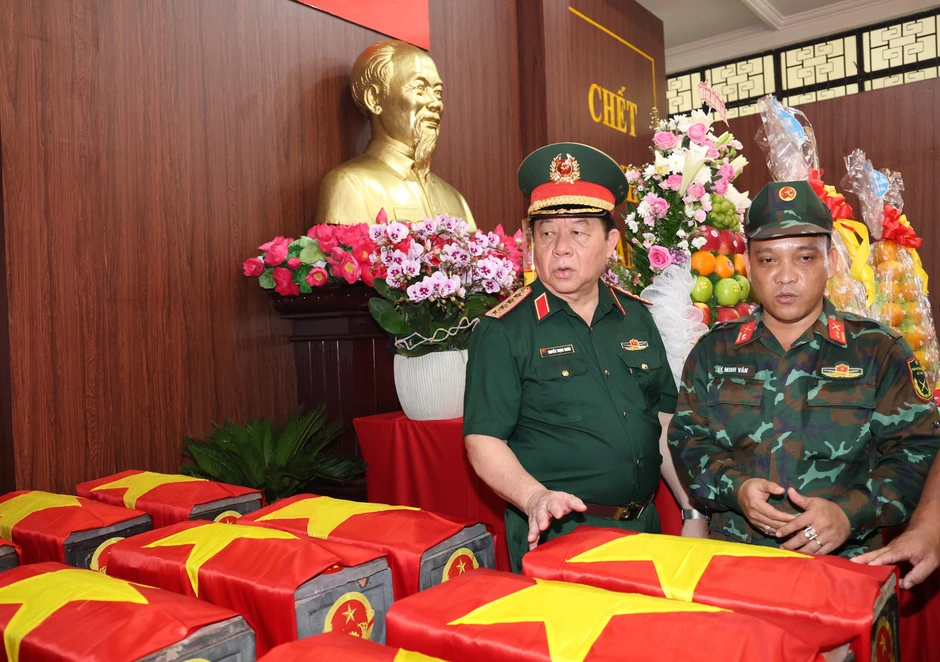 Đại tướng Nguyễn Trọng Nghĩa kiểm tra quá trình tìm kiếm hài cốt liệt sĩ tại Công viên Lê Thị Riêng Đại tướng Nguyễn Trọng Nghĩa kiểm tra quá trình tìm kiếm hài cốt liệt sĩ tại Công viên Lê Thị Riêng