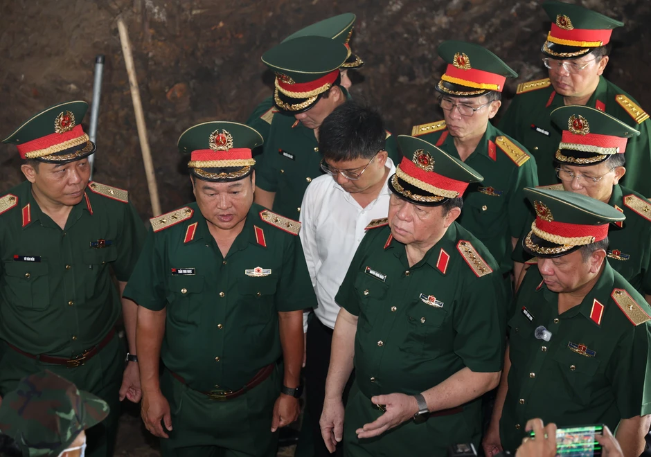 Đại tướng Nguyễn Trọng Nghĩa kiểm tra quá trình tìm kiếm hài cốt liệt sĩ tại Công viên Lê Thị Riêng Đại tướng Nguyễn Trọng Nghĩa kiểm tra quá trình tìm kiếm hài cốt liệt sĩ tại Công viên Lê Thị Riêng