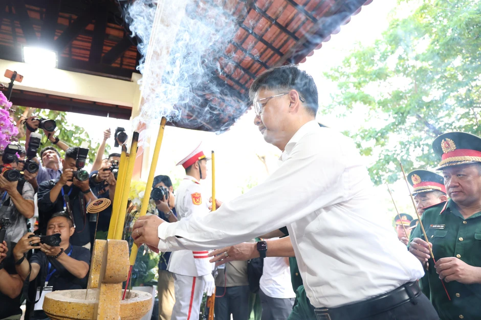 Đại tướng Nguyễn Trọng Nghĩa kiểm tra quá trình tìm kiếm hài cốt liệt sĩ tại Công viên Lê Thị Riêng Đại tướng Nguyễn Trọng Nghĩa kiểm tra quá trình tìm kiếm hài cốt liệt sĩ tại Công viên Lê Thị Riêng