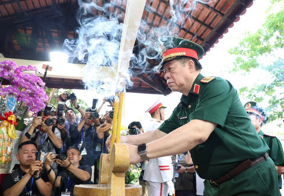 Đại tướng Nguyễn Trọng Nghĩa kiểm tra quá trình tìm kiếm hài cốt liệt sĩ tại Công viên Lê Thị Riêng Đại tướng Nguyễn Trọng Nghĩa kiểm tra quá trình tìm kiếm hài cốt liệt sĩ tại Công viên Lê Thị Riêng