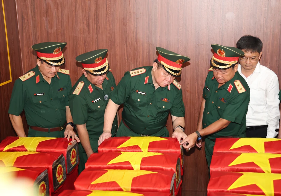 Đại tướng Nguyễn Trọng Nghĩa kiểm tra quá trình tìm kiếm hài cốt liệt sĩ tại Công viên Lê Thị Riêng Đại tướng Nguyễn Trọng Nghĩa kiểm tra quá trình tìm kiếm hài cốt liệt sĩ tại Công viên Lê Thị Riêng