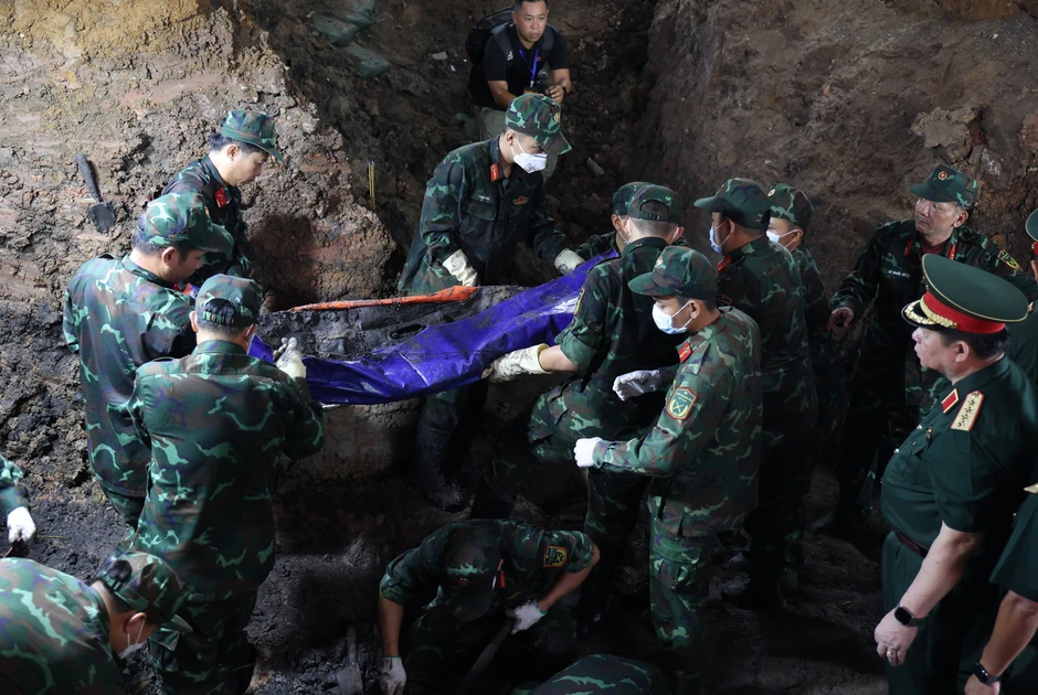 Đại tướng Nguyễn Trọng Nghĩa kiểm tra quá trình tìm kiếm hài cốt liệt sĩ tại Công viên Lê Thị Riêng Đại tướng Nguyễn Trọng Nghĩa kiểm tra quá trình tìm kiếm hài cốt liệt sĩ tại Công viên Lê Thị Riêng