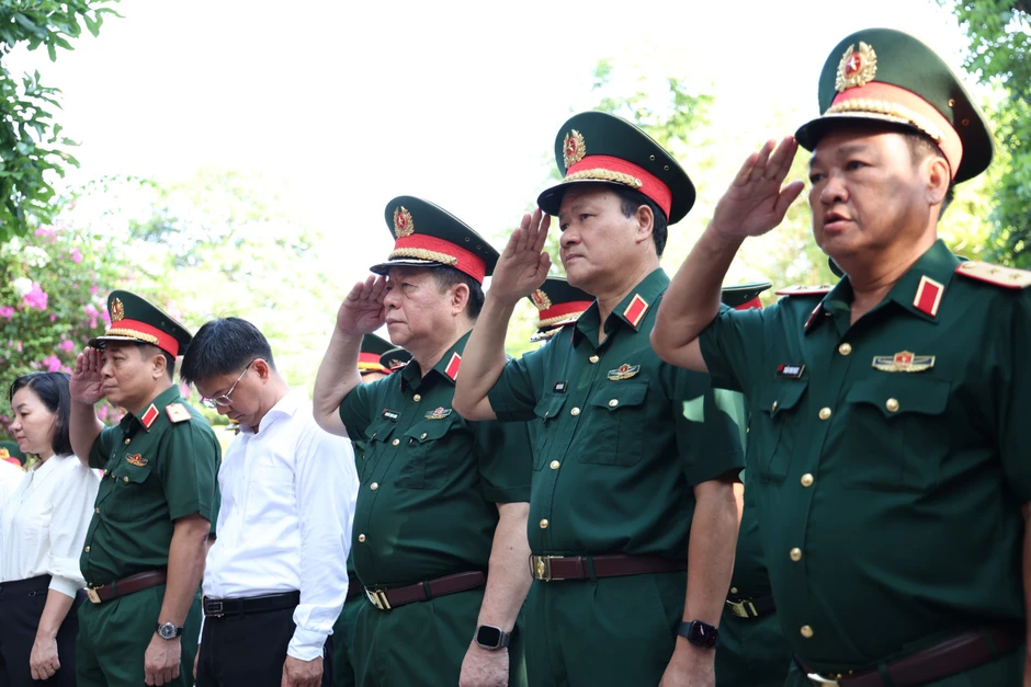 Đại tướng Nguyễn Trọng Nghĩa kiểm tra quá trình tìm kiếm hài cốt liệt sĩ tại Công viên Lê Thị Riêng Đại tướng Nguyễn Trọng Nghĩa kiểm tra quá trình tìm kiếm hài cốt liệt sĩ tại Công viên Lê Thị Riêng