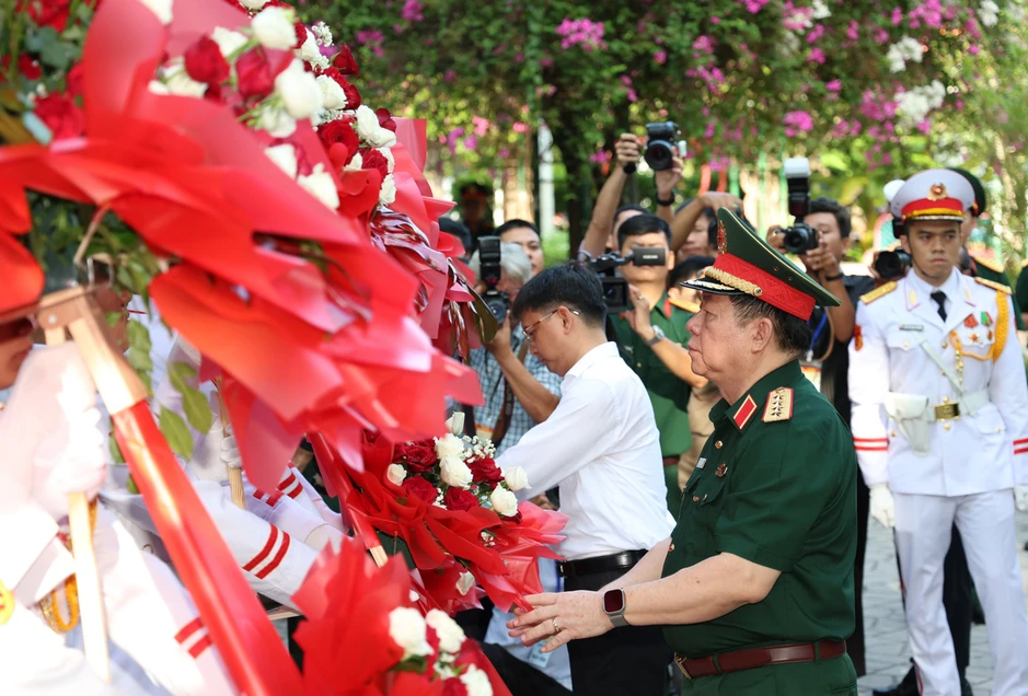 Đại tướng Nguyễn Trọng Nghĩa kiểm tra quá trình tìm kiếm hài cốt liệt sĩ tại Công viên Lê Thị Riêng Đại tướng Nguyễn Trọng Nghĩa kiểm tra quá trình tìm kiếm hài cốt liệt sĩ tại Công viên Lê Thị Riêng
