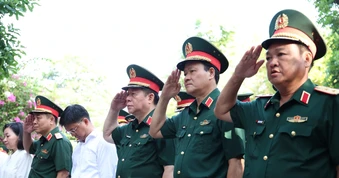 Đại tướng Nguyễn Trọng Nghĩa kiểm tra quá trình tìm kiếm hài cốt liệt sĩ tại Công viên Lê Thị Riêng