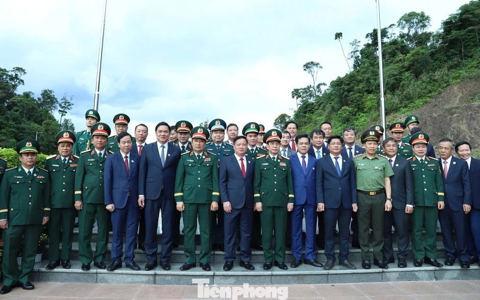 Đại tướng Phan Văn Giang dẫn đầu đoàn Việt Nam sang Lào dự Giao lưu hữu nghị Quốc phòng biên giới lần thứ III Đại tướng Phan Văn Giang dẫn đầu đoàn Việt Nam sang Lào dự Giao lưu hữu nghị Quốc phòng biên giới lần thứ III