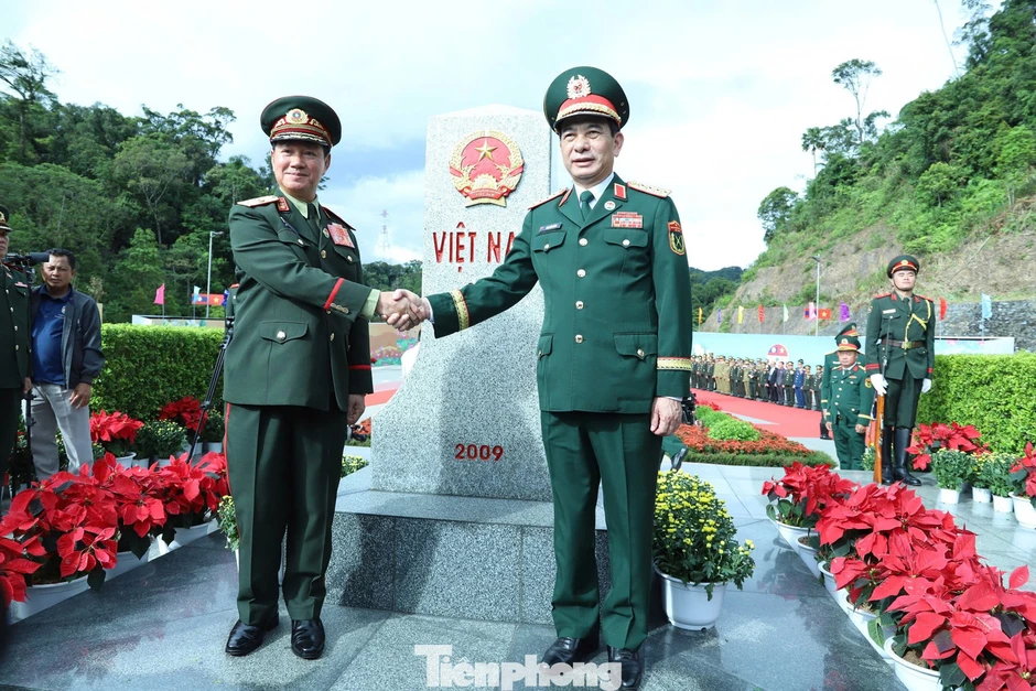 Đại tướng Phan Văn Giang dẫn đầu đoàn Việt Nam sang Lào dự Giao lưu hữu nghị Quốc phòng biên giới lần thứ III Đại tướng Phan Văn Giang dẫn đầu đoàn Việt Nam sang Lào dự Giao lưu hữu nghị Quốc phòng biên giới lần thứ III