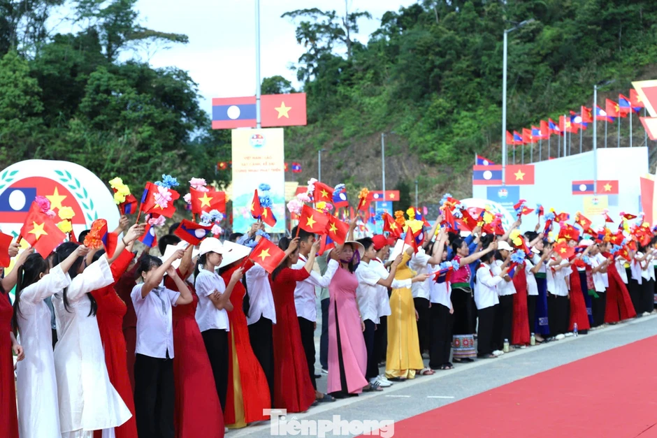 Đại tướng Phan Văn Giang dẫn đầu đoàn Việt Nam sang Lào dự Giao lưu hữu nghị Quốc phòng biên giới lần thứ III Đại tướng Phan Văn Giang dẫn đầu đoàn Việt Nam sang Lào dự Giao lưu hữu nghị Quốc phòng biên giới lần thứ III