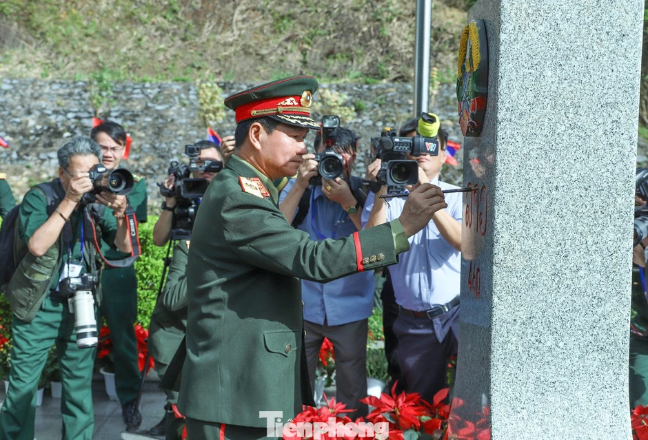 Đại tướng Phan Văn Giang dẫn đầu đoàn Việt Nam sang Lào dự Giao lưu hữu nghị Quốc phòng biên giới lần thứ III Đại tướng Phan Văn Giang dẫn đầu đoàn Việt Nam sang Lào dự Giao lưu hữu nghị Quốc phòng biên giới lần thứ III