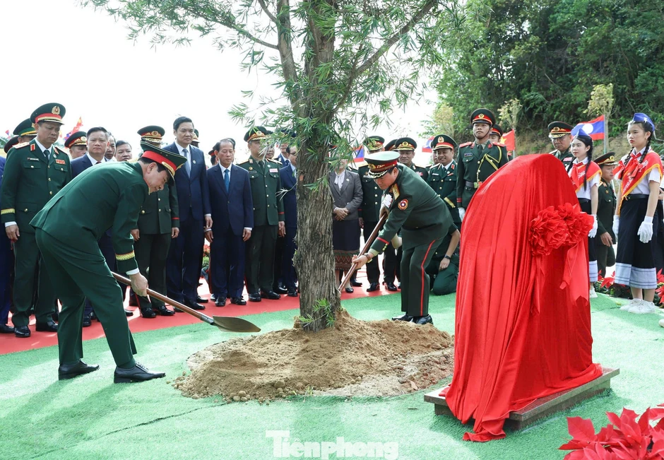 Đại tướng Phan Văn Giang dẫn đầu đoàn Việt Nam sang Lào dự Giao lưu hữu nghị Quốc phòng biên giới lần thứ III Đại tướng Phan Văn Giang dẫn đầu đoàn Việt Nam sang Lào dự Giao lưu hữu nghị Quốc phòng biên giới lần thứ III
