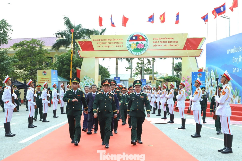 Đại tướng Phan Văn Giang dẫn đầu đoàn Việt Nam sang Lào dự Giao lưu hữu nghị Quốc phòng biên giới lần thứ III Đại tướng Phan Văn Giang dẫn đầu đoàn Việt Nam sang Lào dự Giao lưu hữu nghị Quốc phòng biên giới lần thứ III