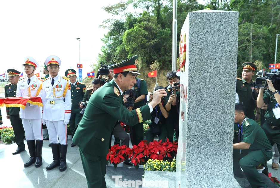 Đại tướng Phan Văn Giang dẫn đầu đoàn Việt Nam sang Lào dự Giao lưu hữu nghị Quốc phòng biên giới lần thứ III Đại tướng Phan Văn Giang dẫn đầu đoàn Việt Nam sang Lào dự Giao lưu hữu nghị Quốc phòng biên giới lần thứ III