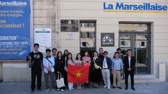 Dâng hoa tưởng niệm 136 năm Ngày sinh Chủ tịch Hồ Chí Minh tại Marseille (Pháp)