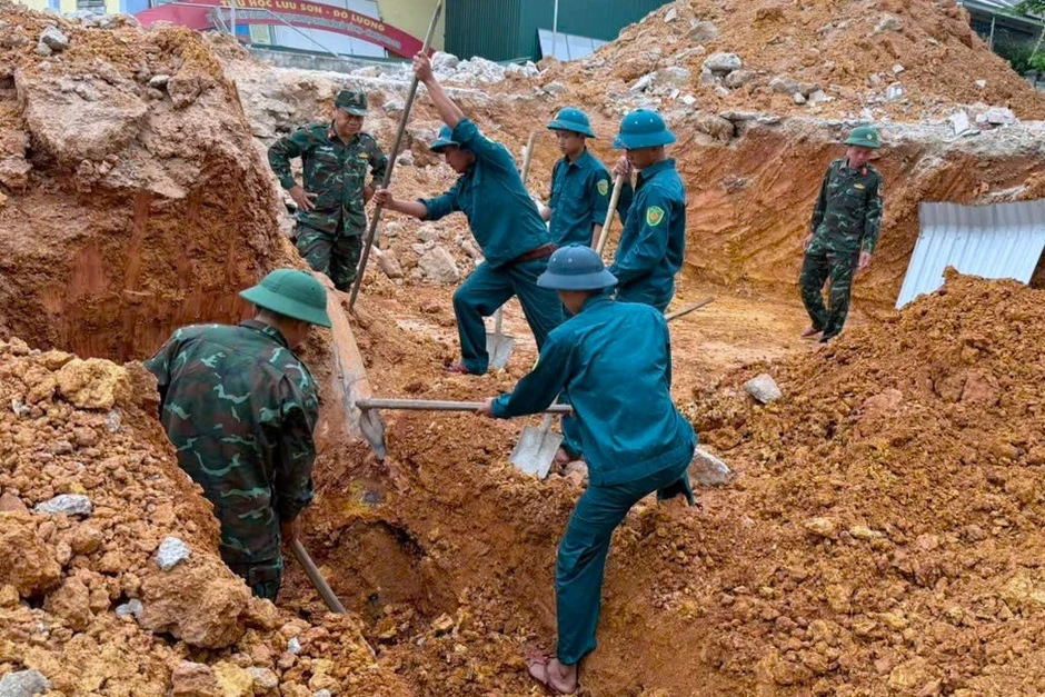 Đào móng xây trường, phát hiện quả bom còn nguyên kíp nổ Đào móng xây trường, phát hiện quả bom còn nguyên kíp nổ