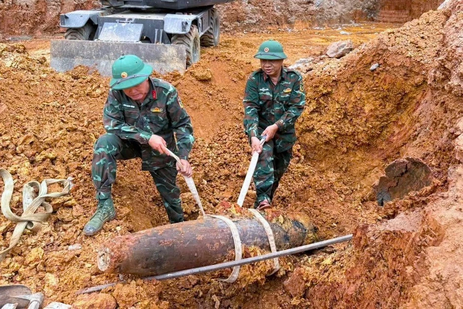 Đào móng xây trường, phát hiện quả bom còn nguyên kíp nổ Đào móng xây trường, phát hiện quả bom còn nguyên kíp nổ