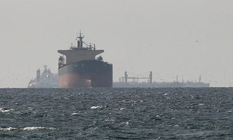 Dầu Iran vẫn di chuyển qua eo biển Hormuz