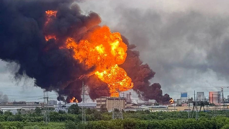 Đêm không kích ồ ạt của Ukraine: Nga không thể "ngủ quên trên chiến thắng" Đêm không kích ồ ạt của Ukraine: Nga không thể "ngủ quên trên chiến thắng"