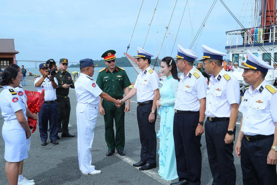 Đoàn công tác Hải quân nhân dân Việt Nam thăm, giao lưu tại Campuchia Đoàn công tác Hải quân nhân dân Việt Nam thăm, giao lưu tại Campuchia