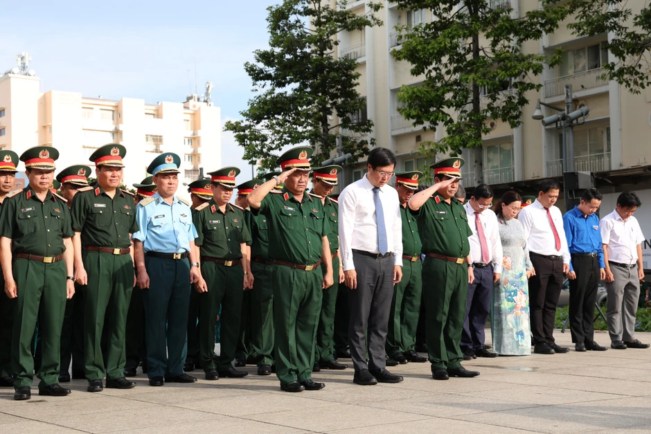Đoàn đại biểu TPHCM, Bộ Quốc phòng dâng hoa tưởng nhớ Chủ tịch Hồ Chí Minh Đoàn đại biểu TPHCM, Bộ Quốc phòng dâng hoa tưởng nhớ Chủ tịch Hồ Chí Minh