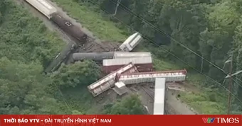 Đoàn tàu chở "vật liệu nguy hiểm" bị trật bánh tại Mỹ