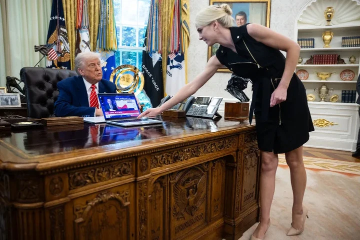 Đổi máy bay tránh âm mưu ám sát ông Trump, nữ trợ lý thành tâm điểm Đổi máy bay tránh âm mưu ám sát ông Trump, nữ trợ lý thành tâm điểm