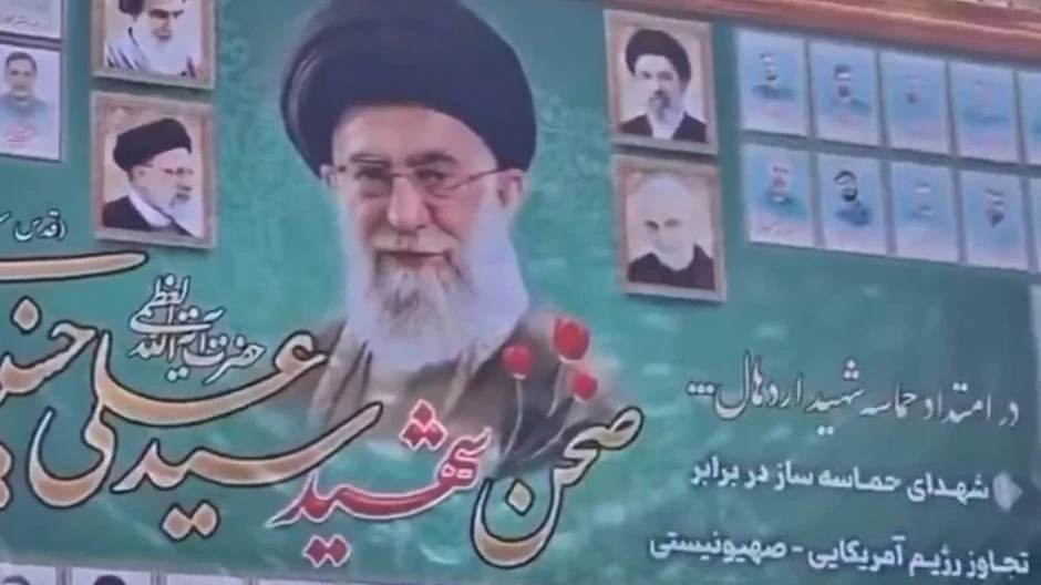 Đồn đoán quanh bức họa Lãnh tụ tối cao Iran Mojtaba được vẽ chung các nhân vật đã qua đời