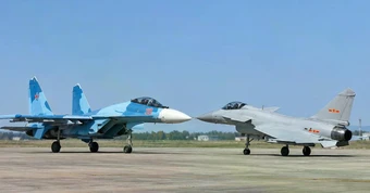 Đòn giáng mạnh vào Nga khi đồng minh thân thiết loại Su-30SM để lấy J-10CE