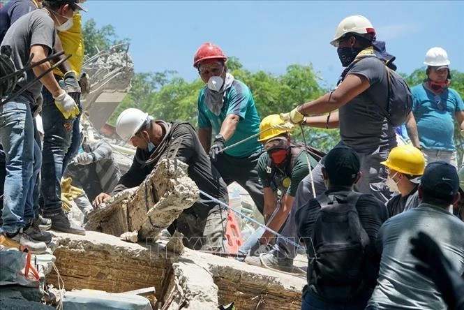 Động đất tại Colombia: Giải cứu thành công một phụ nữ giữa đống đổ nát Động đất tại Colombia: Giải cứu thành công một phụ nữ giữa đống đổ nát