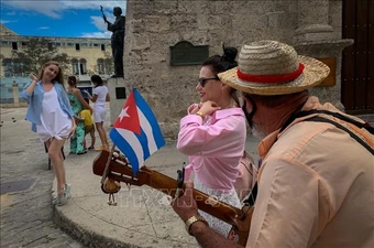 Du khách vẫn ‘đổ bộ’ đến Cuba bất chấp khó khăn do cấm vận