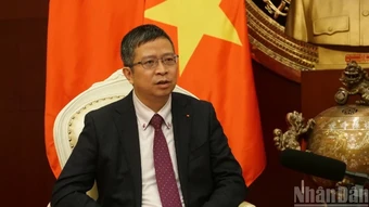 Đưa quan hệ Việt-Trung phát triển ngày càng ổn định, sâu sắc và thực chất trong các lĩnh vực trọng yếu, thường xuyên