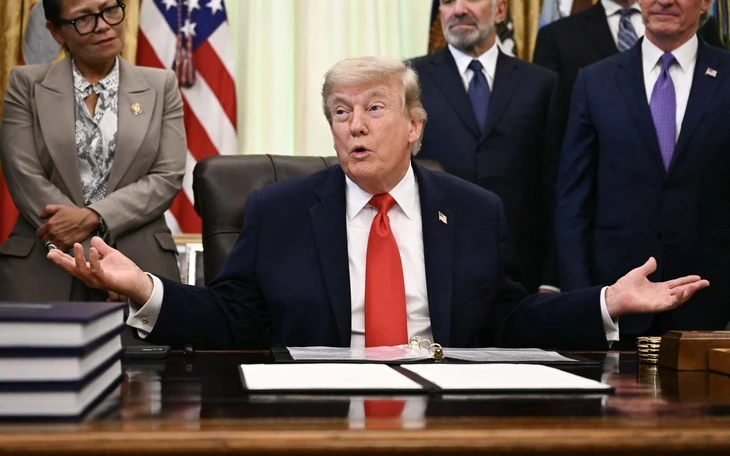 Dùng dằng cuộc chiến, cảnh báo từ việc ông Trump bị la ó tại trận chung kết NBA Dùng dằng cuộc chiến, cảnh báo từ việc ông Trump bị la ó tại trận chung kết NBA