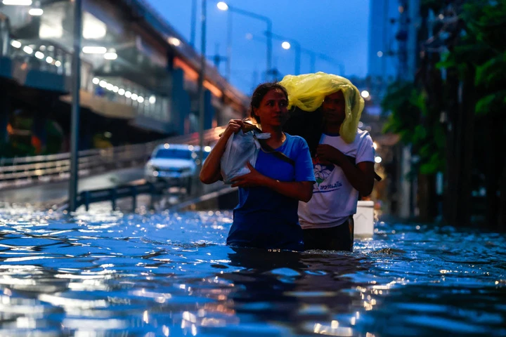 Đường phố Bangkok hóa biển nước, Thái Lan ban bố tình trạng khẩn cấp Đường phố Bangkok hóa biển nước, Thái Lan ban bố tình trạng khẩn cấp