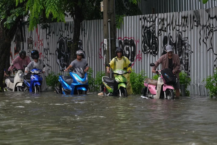 Đường phố Bangkok hóa biển nước, Thái Lan ban bố tình trạng khẩn cấp Đường phố Bangkok hóa biển nước, Thái Lan ban bố tình trạng khẩn cấp
