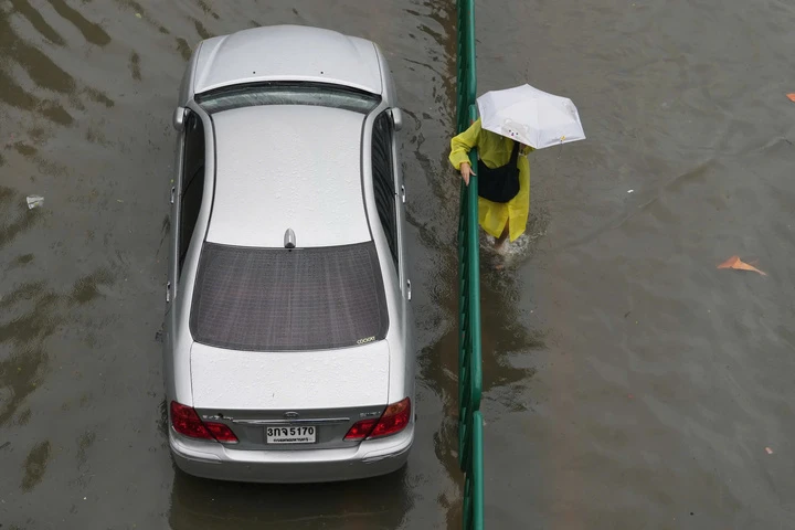 Đường phố Bangkok hóa biển nước, Thái Lan ban bố tình trạng khẩn cấp Đường phố Bangkok hóa biển nước, Thái Lan ban bố tình trạng khẩn cấp