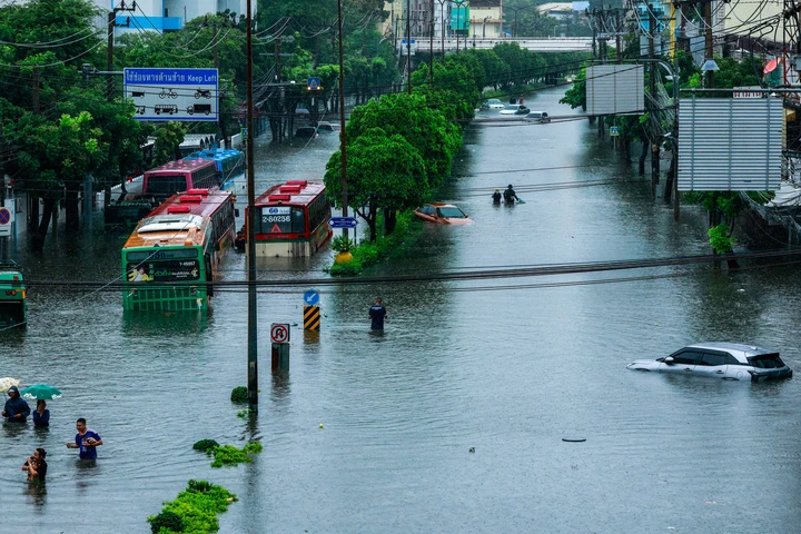 Đường phố Bangkok hóa biển nước, Thái Lan ban bố tình trạng khẩn cấp Đường phố Bangkok hóa biển nước, Thái Lan ban bố tình trạng khẩn cấp