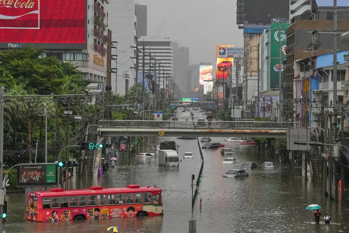 Đường phố Bangkok hóa biển nước, Thái Lan ban bố tình trạng khẩn cấp Đường phố Bangkok hóa biển nước, Thái Lan ban bố tình trạng khẩn cấp