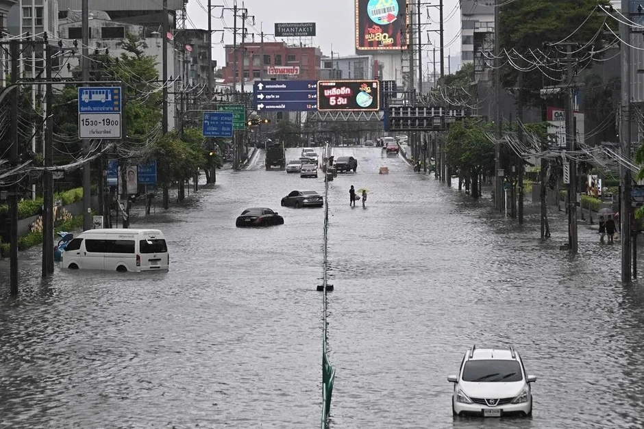 Đường phố hóa sông, Bangkok ban bố tình trạng thảm họa Đường phố hóa sông, Bangkok ban bố tình trạng thảm họa