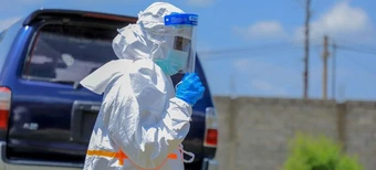 Ebola lây lan đáng ngại, WHO chạy đua tìm vaccine và thuốc điều trị