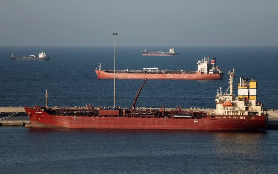 Eo biển Hormuz bị đóng cửa hoàn toàn, buộc các tàu chở dầu phải quay đầu Eo biển Hormuz bị đóng cửa hoàn toàn, buộc các tàu chở dầu phải quay đầu