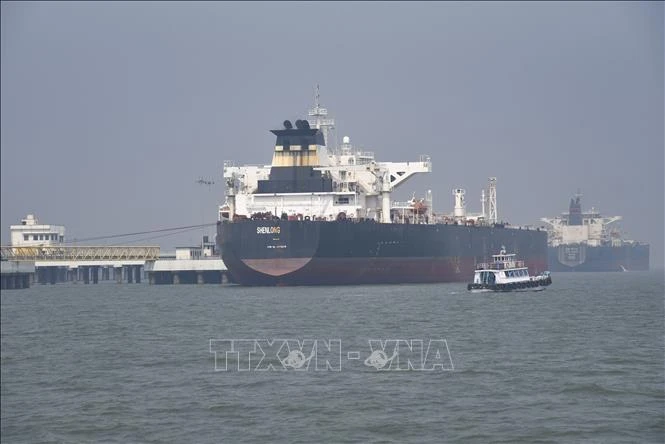 Gần 1 triệu tấn phân bón mắc kẹt vì eo biển Hormuz bị phong tỏa Gần 1 triệu tấn phân bón mắc kẹt vì eo biển Hormuz bị phong tỏa