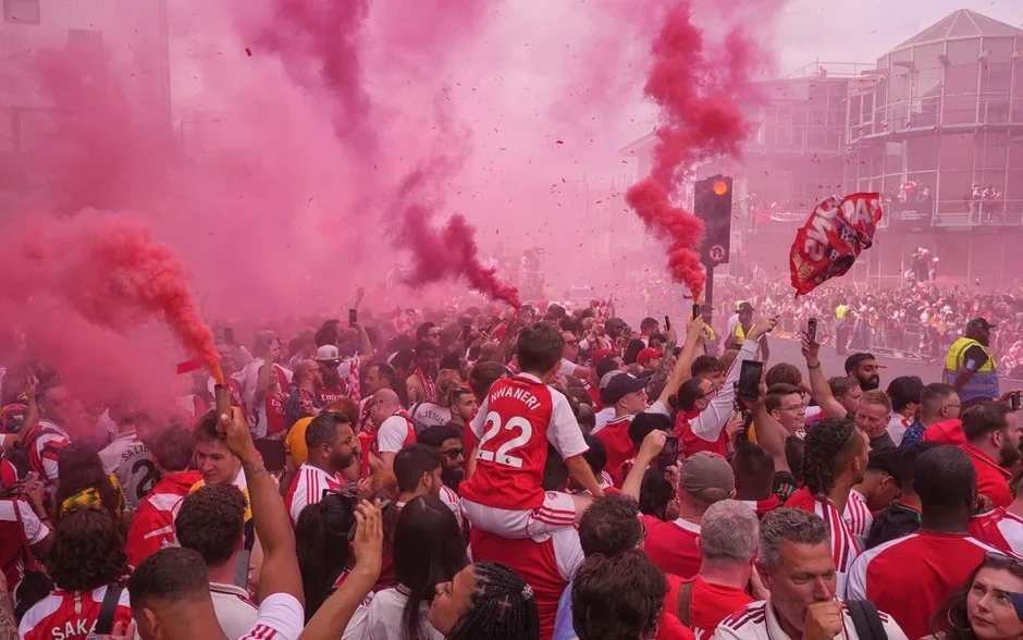 Gần 20 người bị bắt trong lễ diễu hành của Câu lạc bộ bóng đá Arsenal Gần 20 người bị bắt trong lễ diễu hành của Câu lạc bộ bóng đá Arsenal
