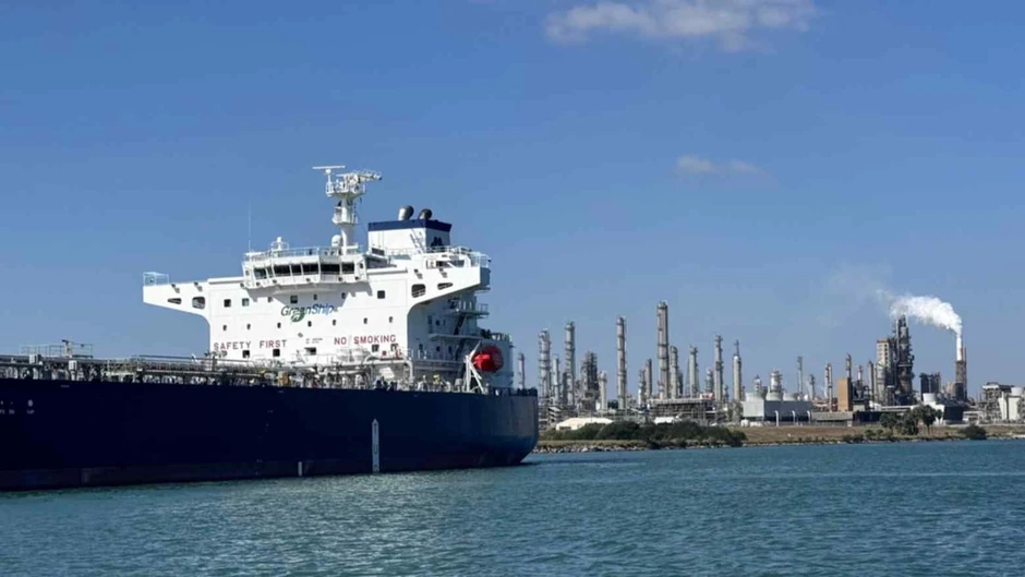 Gần 600.000 thùng dầu thô/ngày, 300.000 tấn LNG chuẩn bị lên tàu tới nước láng giềng Việt Nam, không phải từ Nga hay Trung Đông Gần 600.000 thùng dầu thô/ngày, 300.000 tấn LNG chuẩn bị lên tàu tới nước láng giềng Việt Nam, không phải từ Nga hay Trung Đông