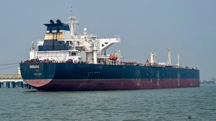 Giá dầu bật tăng 5%, chứng khoán lao dốc sau tuyên bố 'đánh Iran cực mạnh' của ông Trump Giá dầu bật tăng 5%, chứng khoán lao dốc sau tuyên bố 'đánh Iran cực mạnh' của ông Trump