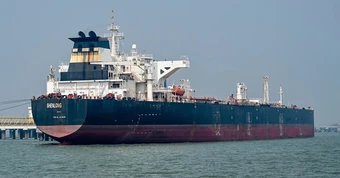 Giá dầu bật tăng 5%, chứng khoán lao dốc sau tuyên bố 'đánh Iran cực mạnh' của ông Trump