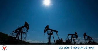 Giá dầu giảm 12% khi eo biển Hormuz mở cửa trở lại