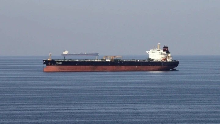 Giá dầu giảm nhẹ khi một số tàu đi qua eo biển Hormuz Giá dầu giảm nhẹ khi một số tàu đi qua eo biển Hormuz