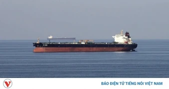 Giá dầu giảm nhẹ khi một số tàu đi qua eo biển Hormuz