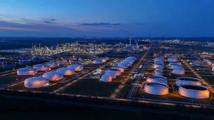 Giá dầu lại vọt lên 116 USD/thùng khi ông Trump tiếp tục dọa tấn công Iran Giá dầu lại vọt lên 116 USD/thùng khi ông Trump tiếp tục dọa tấn công Iran